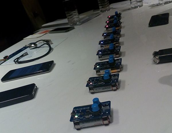 ���ֳ���ʾ�У���ͨ���ֻ����ɿ��ƶ�̨���������豸